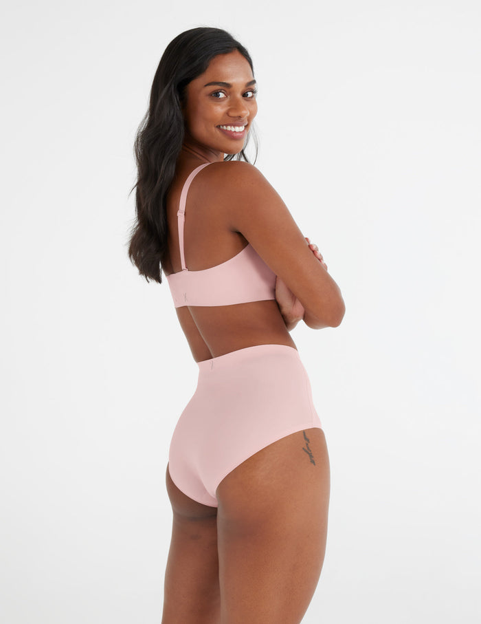 Jay has 36" hips, 27" waist and wears a Knix size S | Rose Water