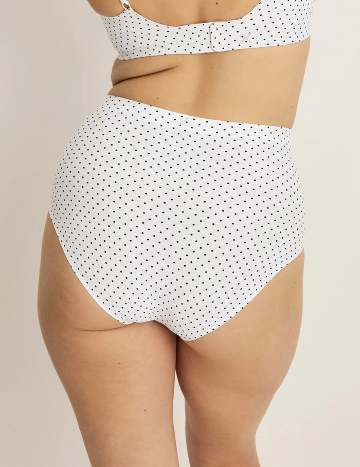 Sarah has 38.5“ hips and wears KNIX M | Back view of model wearing the Essential No-Show High Rise highlighting the coverage and smooth fit | White with Black Polka Dot