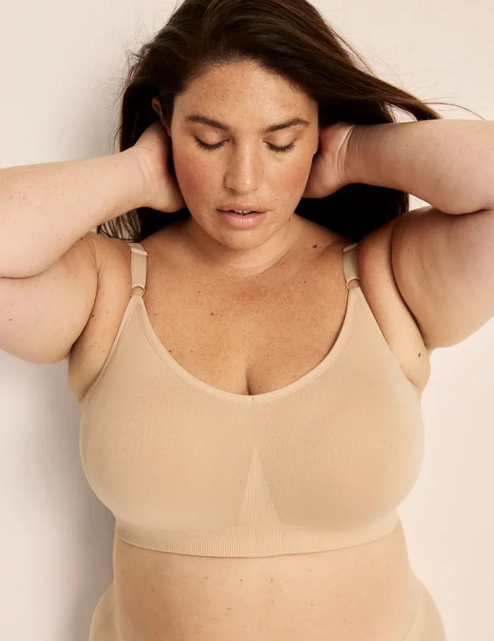 Clementine is a 40G and wearing KNIX XXL++ | Front view of model wearing the Good to Go Seamless Bra, highlighting the neckline, strap design, and  silhouette | Warm Sand