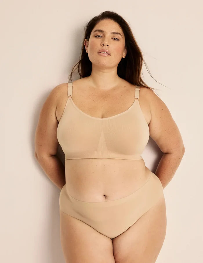 Clementine is a 40G and wearing KNIX XXL++ | Full-body view of model wearing the Good to Go Seamless Bra, highlighting the neckline, strap design, and  silhouette | Warm Sand