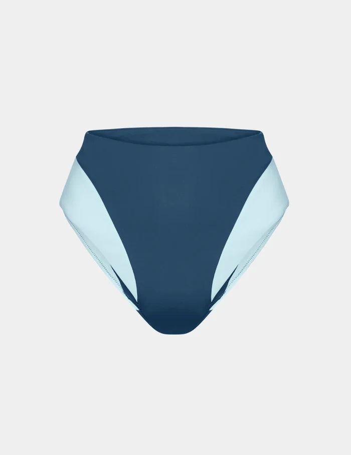| Front view of model highlighting the coverage and fit | Horizon/Blue Ice