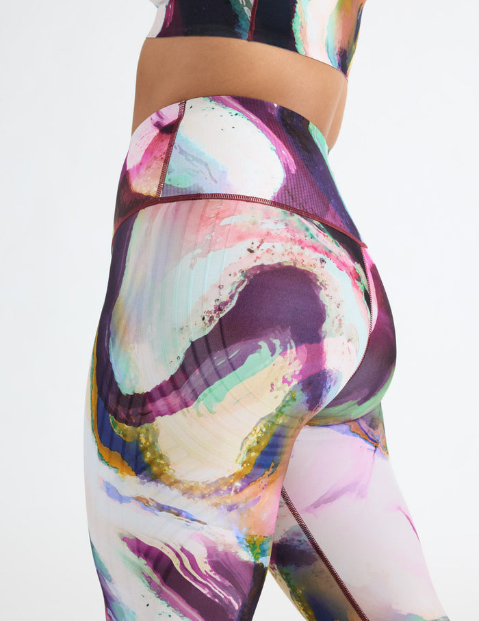 Maya has 42" hips and wears a Knix size L  | Flow Motion