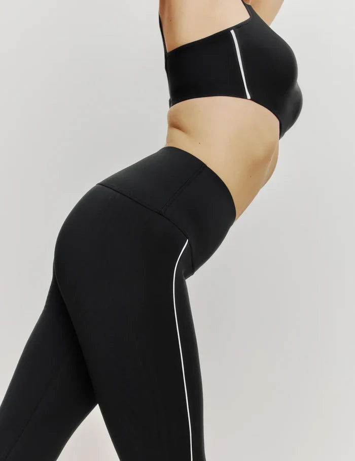 Sarah has 39" hips and wears a Knix size M | Black