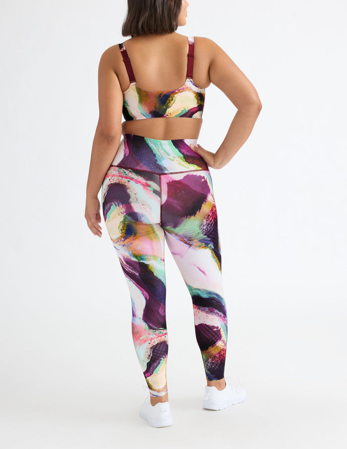 Maya has 42" hips and wears a Knix size L   | Flow Motion