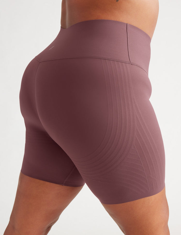 Candice has 50.5" hips and wears a Knix size XXL | Dahlia