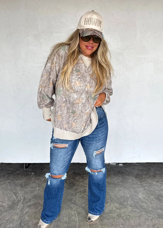 Faded camo retro sweatshirt with rounded neckline and V side slits
