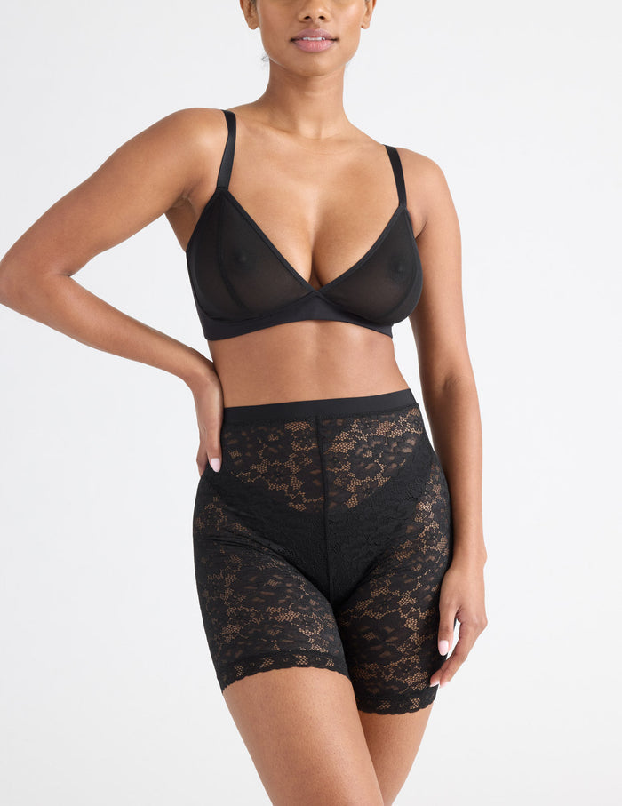 Jay has 36" hips and wears a Knix size S | Black