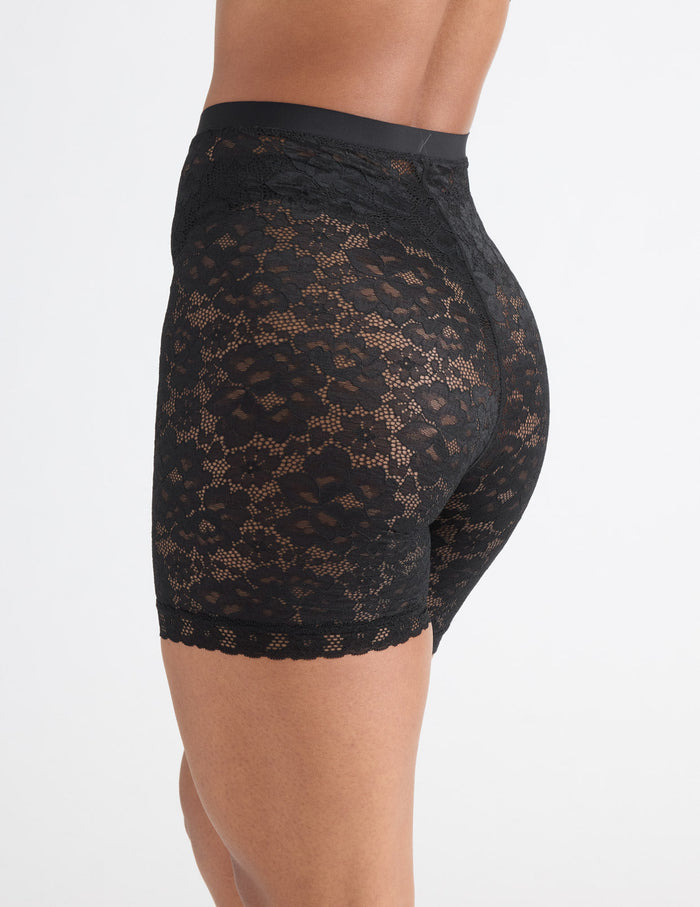 Jay has 36" hips and wears a Knix size S | Black