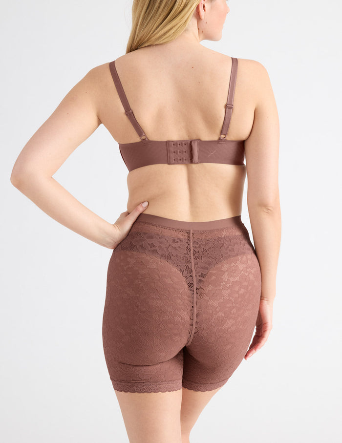 Isabelle has 40" hips and wears a Knix size M | Sola