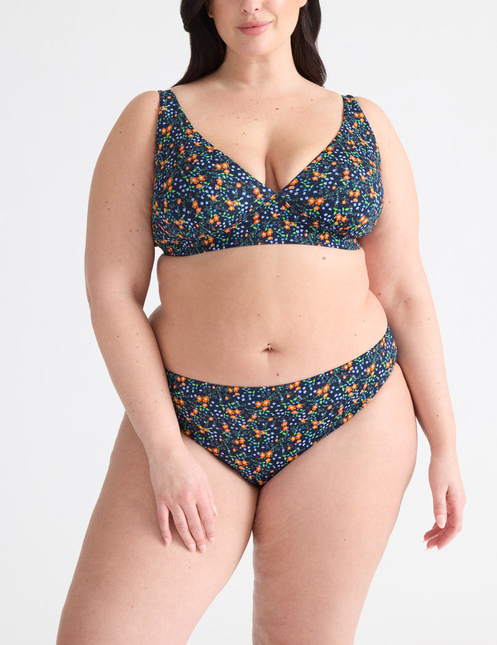 Gabrielle has 48" hips and wears a Knix size XXL | Sea Lily