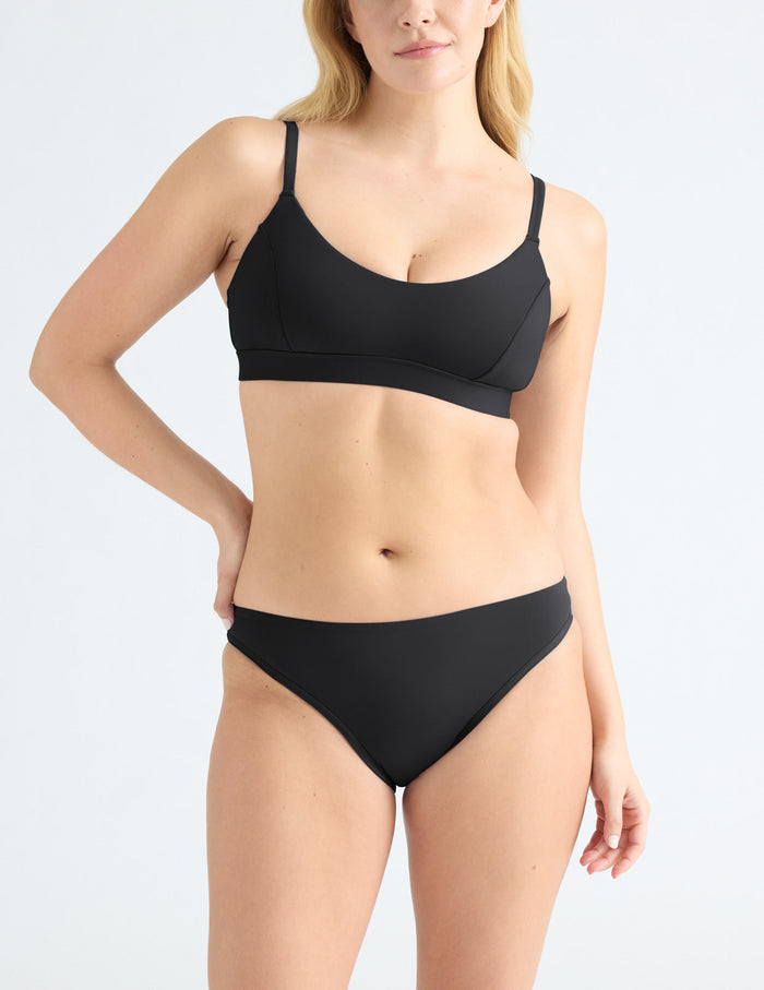 Isabelle has 40" hips and wears a Knix size M | Black