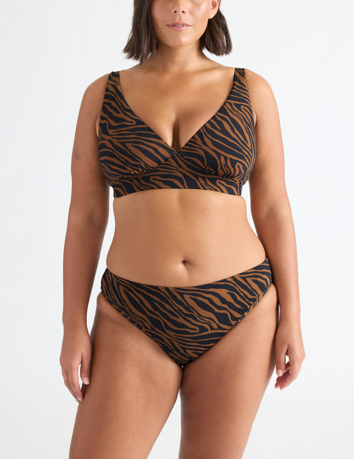 Maya has 42" hips and wears a Knix size L  | Feline