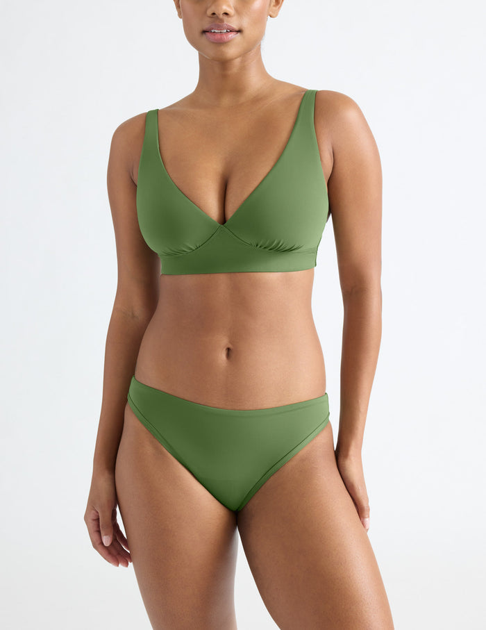 Jay has 36" hips and wears a Knix size S | Lush Green