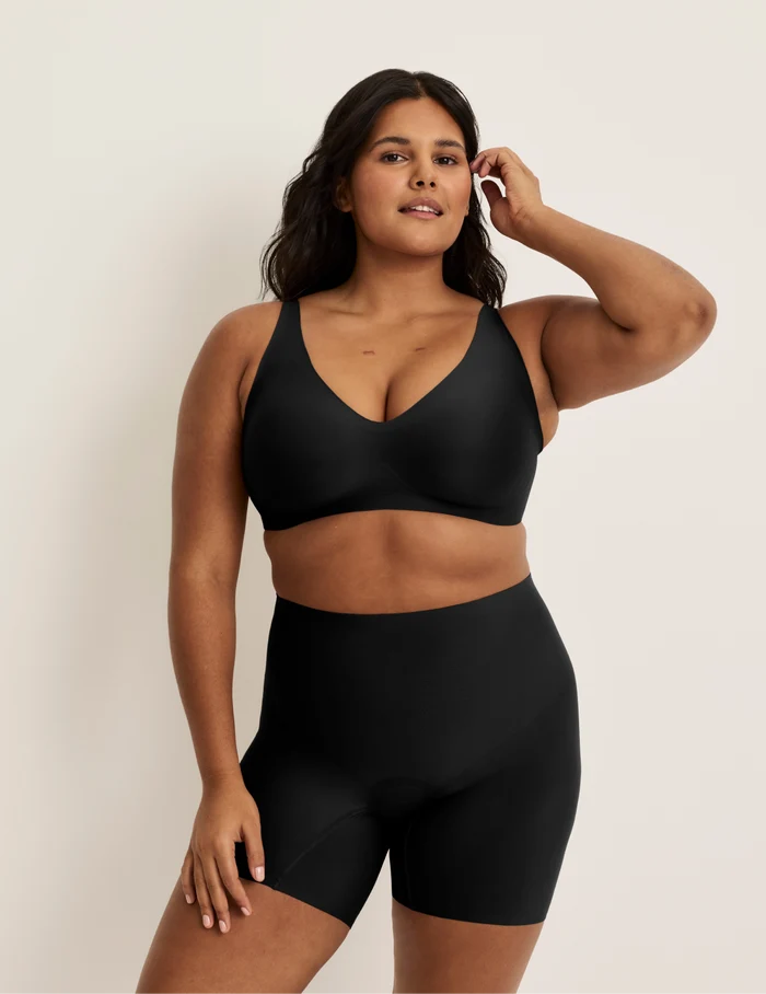 Adiya is wearing KNIX L | Full-body view of model wearing the Leakproof Contour Thigh Saver® 6”, highlighting the coverage and smooth fit | Black