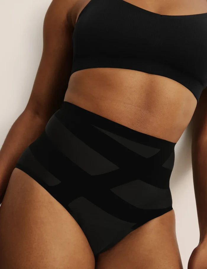 Gin has 38” hips, and wearing KNIX S | Front view of model wearing the Leakproof CoreLove High Rise, highlighting the coverage and hugging fit | Black