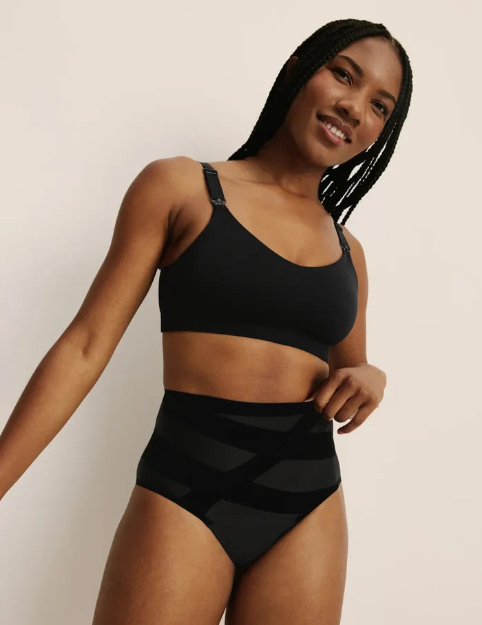 Gin has 38” hips, and wearing KNIX S | Full-body view of model wearing the Leakproof CoreLove High Rise, highlighting the coverage and hugging fit | Black