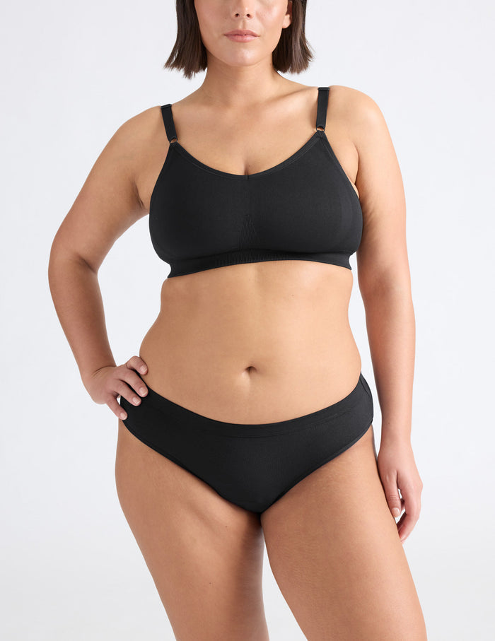 Maya has 42" hips and wears a Knix size L | Black