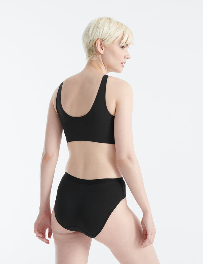 Claire has 35" hips, 24" waist and wears a Knix size S | Black
