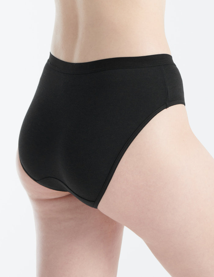 Claire has 35" hips, 24" waist and wears a Knix size S | Black