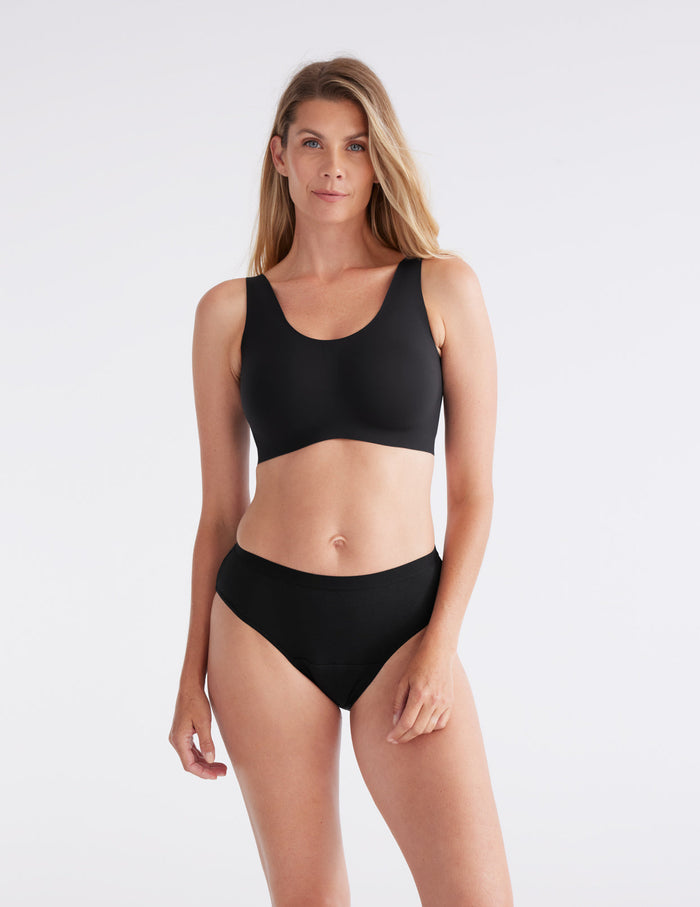 Amber has 38" hips and wears a Knix size M | Black