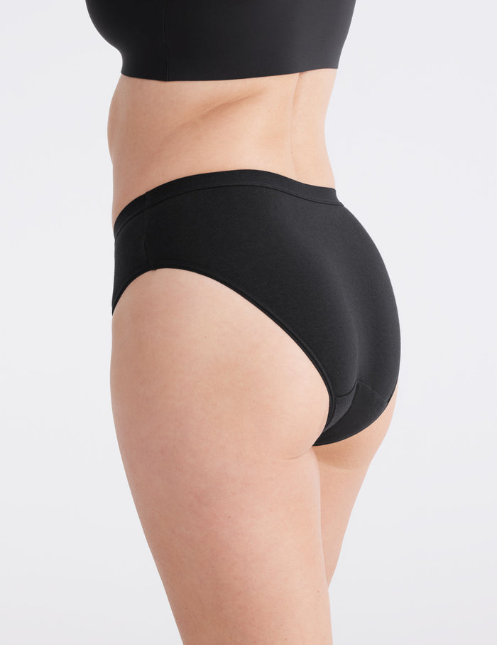 Amber has 38" hips and wears a Knix size M | Black