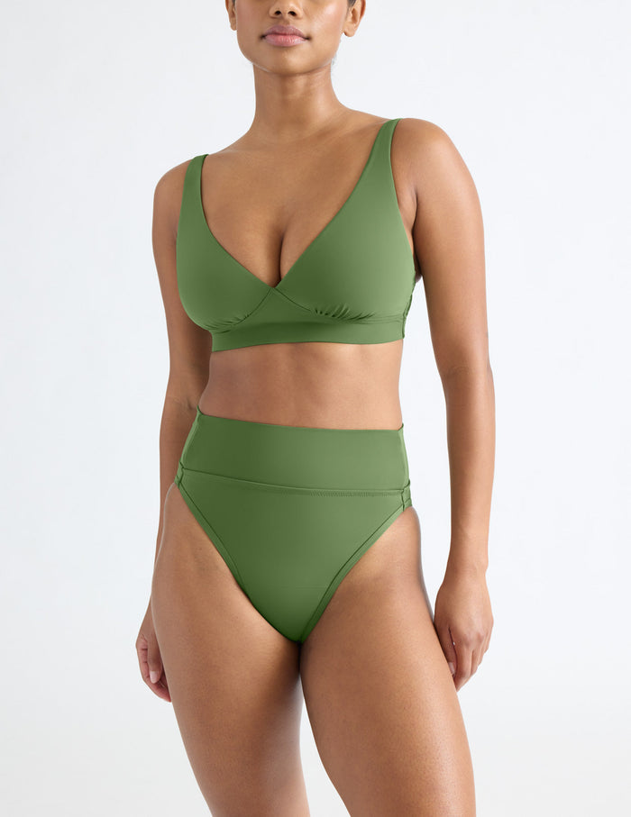 Jay has 36" hips and wears a Knix size S   | Lush Green