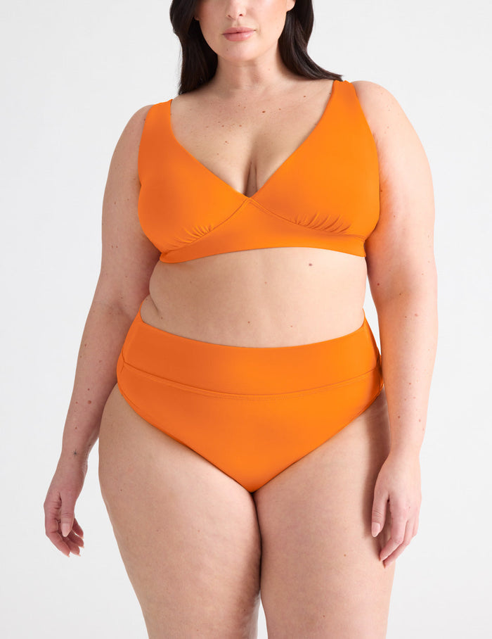 Gabrielle has 48" hips and wears a Knix size XXL | Mango