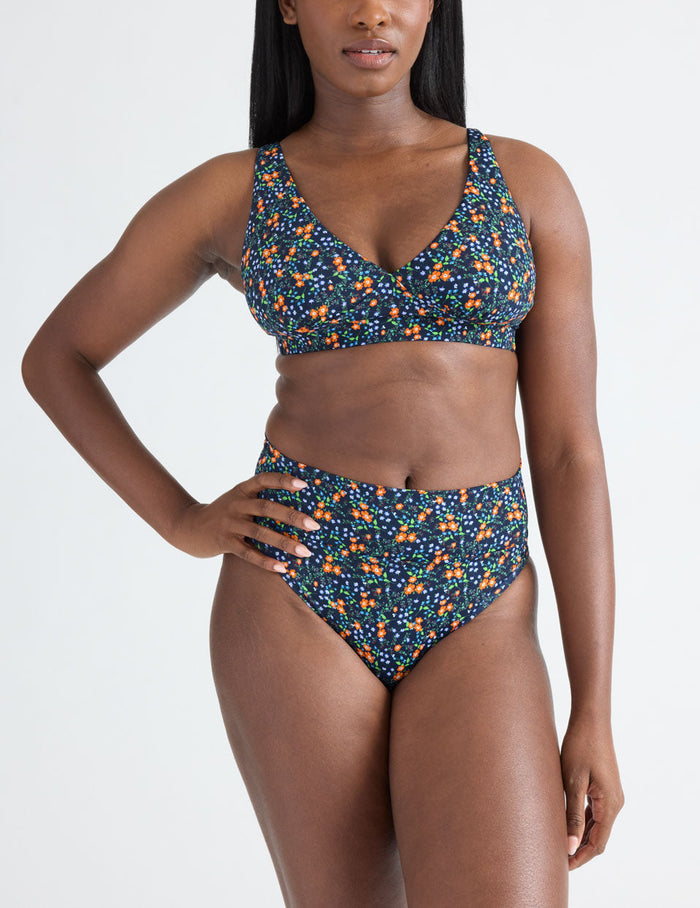 Tamiah has 38.5" hips and wears a Knix size M | Sea Lily