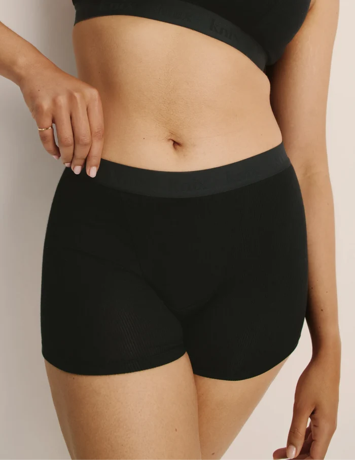 Abigail has 43.5" hips and wears KNIX L | Black