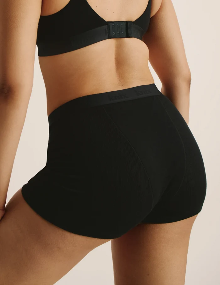Abigail has 43.5" hips and wears KNIX L | Black