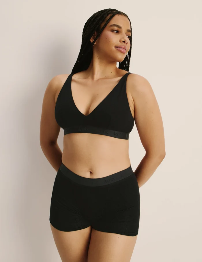 Abigail has 43.5" hips and wears KNIX L | Black