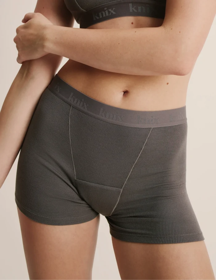 Esther has 38" hips and wears KNIX M | Grey