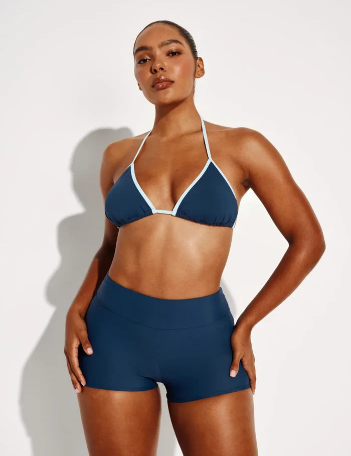 Amber has 44” hips and wears a Knix size L | Horizon