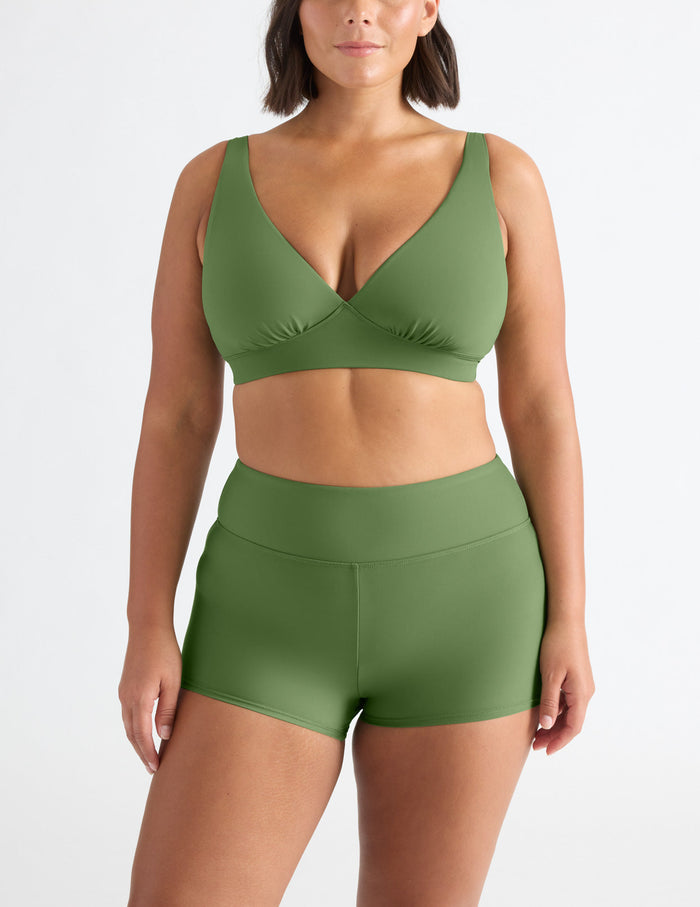 Maya has 42" hips and wears a Knix size L | Lush Green