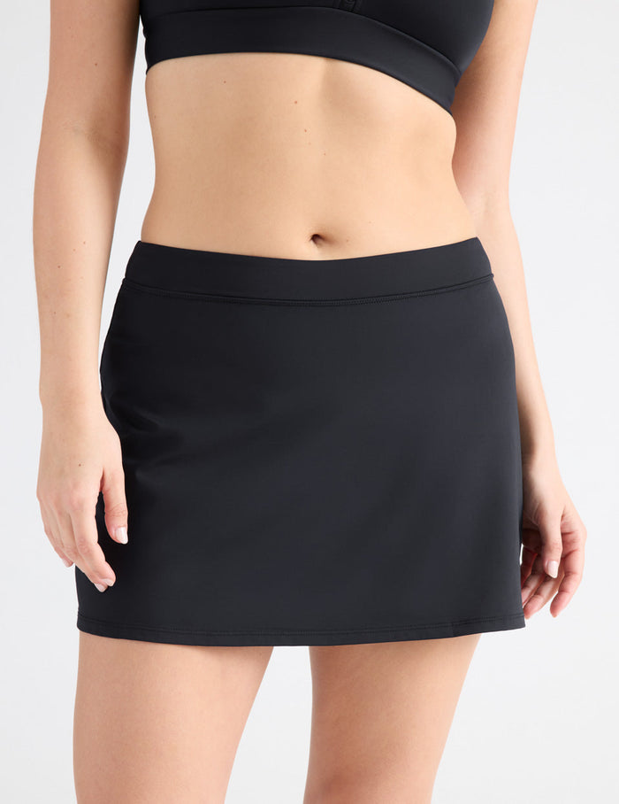 Isabelle has 40" hips and wears a Knix size M | Front view of model wearing the Leakproof Swim Skirt highlighting the coverage and fit |  Black
