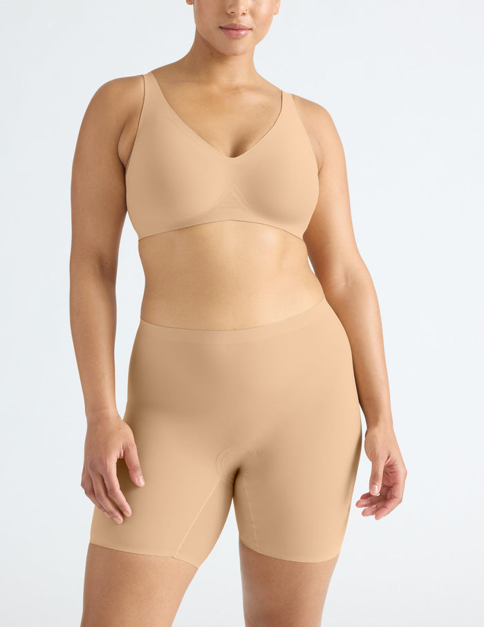Alicia has 44" hips and wears a Knix size L | Warm Sand