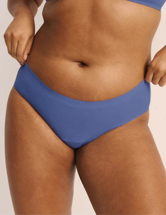Adiya has 40” hips and wearing KNIX L | Indigo