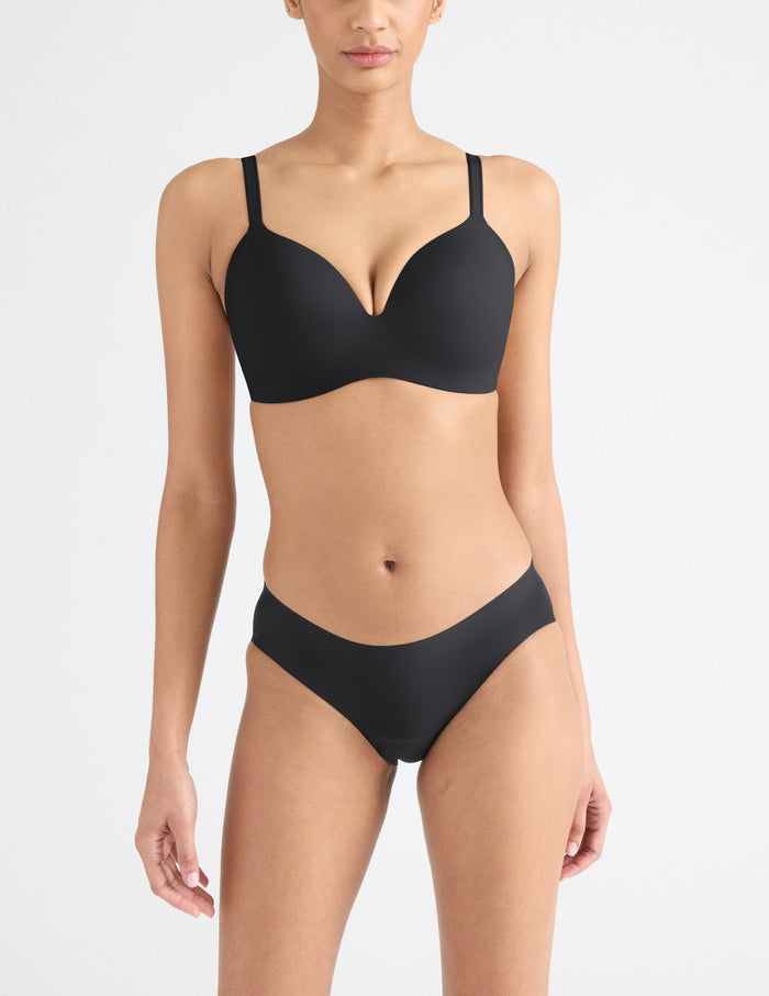 Tsanna has 34.5" hips and wears a Knix size S | Black