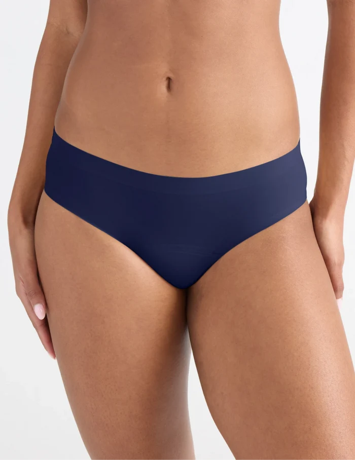 Jay has 36“ hips wearing KNIX S | Front view of model wearing the Leakproof UltraThin No-Show Bikini highlighting the coverage and smooth fit | Midnight