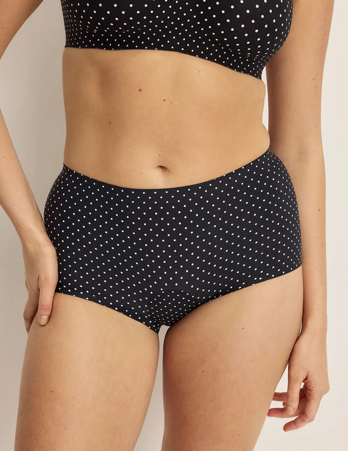 Sarah has 38.5“ hips and wears KNIX M | Front view of model wearing the Leakproof UltraThin No-Show Boybrief highlighting the coverage and smooth fit | Black with White Polka Dot