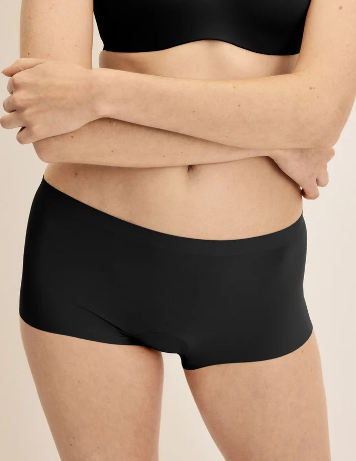 Molly has 36“ hips and wears KNIX S | Front view of model wearing the Leakproof UltraThin No-Show Boybrief highlighting the coverage and smooth fit | Black