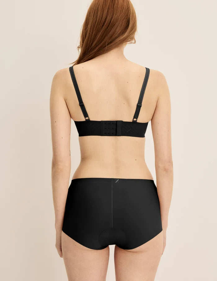 Molly has 36“ hips and wears KNIX S | Back view of model wearing the Leakproof UltraThin No-Show Boybrief highlighting the coverage and smooth fit | Black