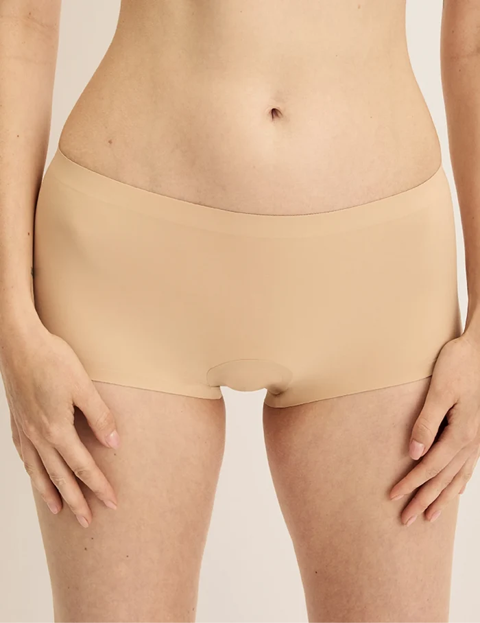 Molly has 36“ hips and wears KNIX S | Front view of model wearing the Leakproof UltraThin No-Show Boybrief highlighting the coverage and smooth fit | Warm Sand