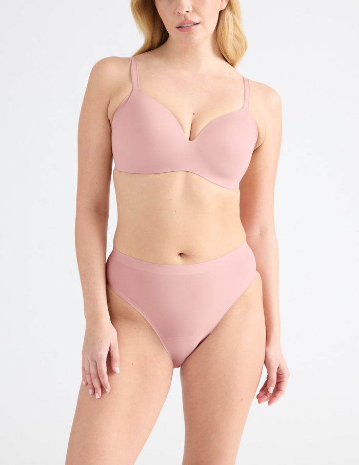 Isabelle has 40” hips and wears a Knix size M | Rose Water