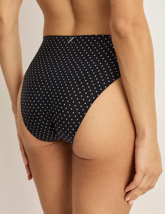 Sofia has 36.5” hips and wearing KNIX S | Side view of model wearing the Leakproof UltraThin No-Show French Cut highlighting the coverage and smooth fit | Black with White Polka Dot