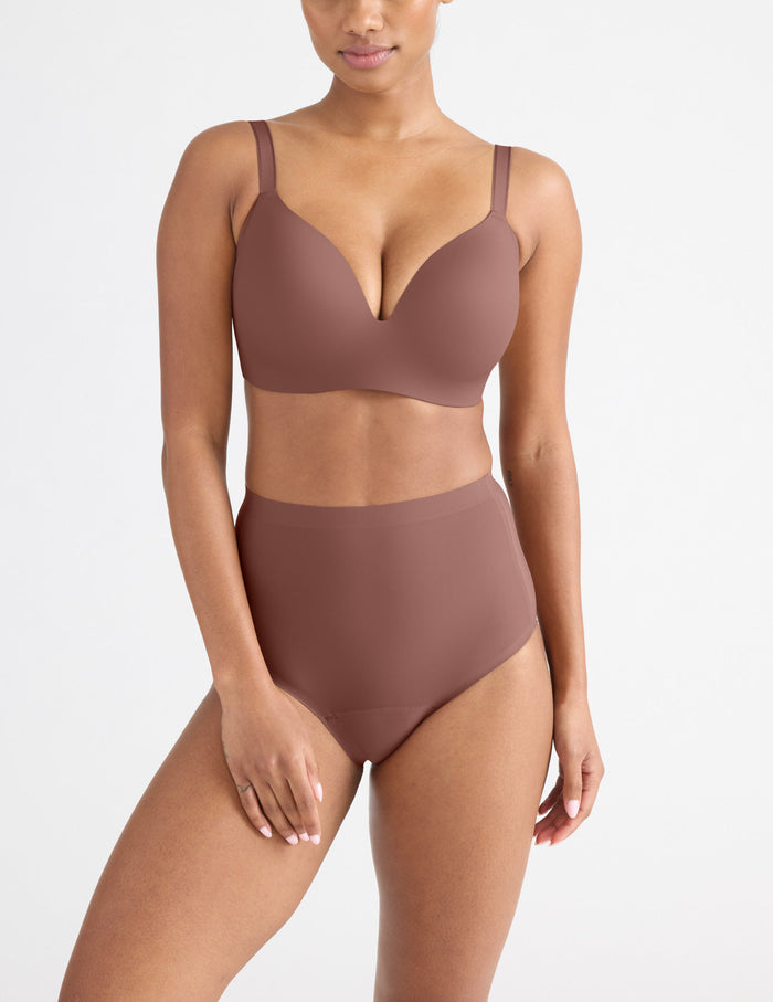 Jay has 36" hips and wears a Knix size S | Sola