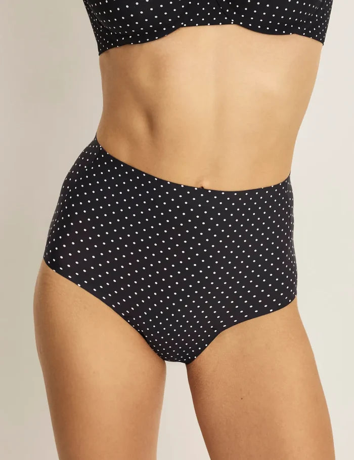Sofia has 36.5” hips and wearing KNIX S | Front view of model wearing the Leakproof UltraThin No-Show High Rise highlighting the coverage and smooth fit | Black with White Polka Dot