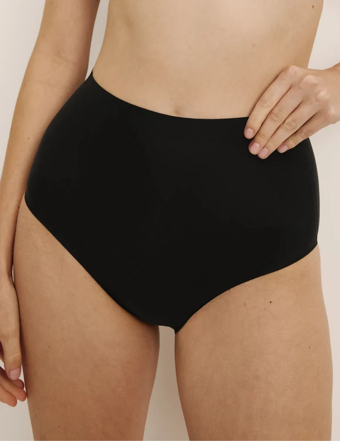 Molly has 36“ hips wearing KNIX S | Front view of model wearing the Leakproof UltraThin No-Show High Rise highlighting the coverage and smooth fit | Black
