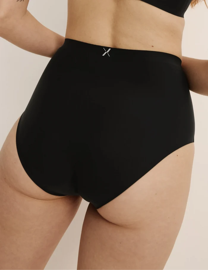 Molly has 36“ hips wearing KNIX S | Back view of model wearing the Leakproof UltraThin No-Show High Rise highlighting the coverage and smooth fit | Black