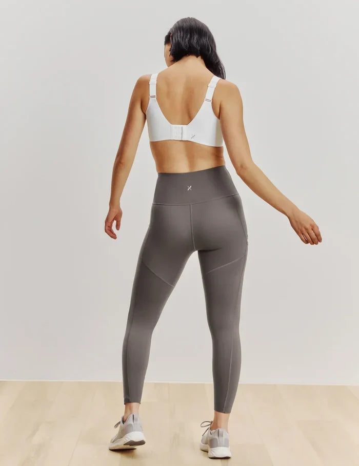 Sydney has 39" hips and wears a Knix size M | Titanium